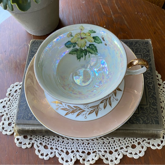 Floral Gold Trim Teacup and Saucer Set - Picture 3 of 9